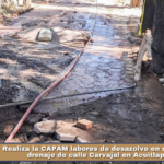 Realiza la CAPAM labores de desazolve en sistema de drenaje de calle Carvajal en Acuitlapilco.