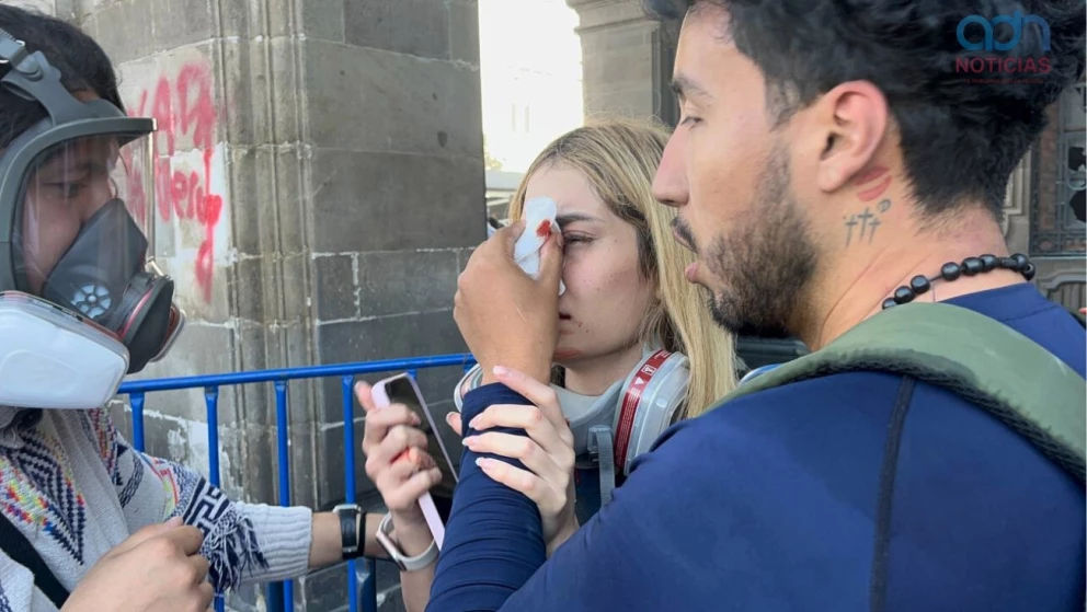 Periodistas, familias y jóvenes son agredidos por policías durante marcha de Generación Z en el Zócalo