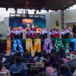 Niños y niñas llenan de alegría la Aldea mágica con villancicos