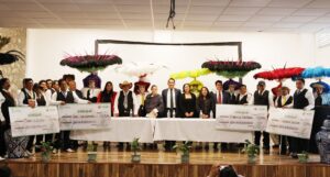 Entrega Lucía Arce cheques a 16 camadas para preservar cultura del carnaval en SPM