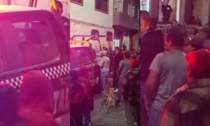 Pobladores de Santiago Michac intentan linchar a presuntos asaltantes; queman motocicleta en Nativitas