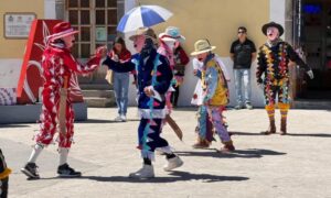 Ritmo y tradición: La Codorniz enamora con su baile de huehues