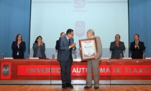 Entrega Rector reconocimiento al Arquitecto Donaciano Blanco, creador del escudo de la UATx