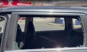 Balean vehículo de reportero de Azteca Noticias durante enfrentamientos en Jalisco