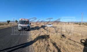 Mujer resulta ilesa tras aparatoso accidente en Hueyotlipan; su camioneta terminó en terrenos de labor