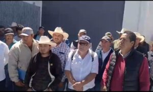 Agricultor de Nanacamilpa comparece ante la FGR acompañado por campesinos