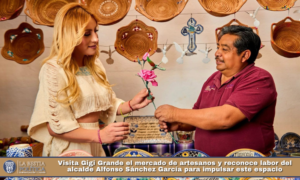 Visita Gigi Grande el mercado de artesanos y reconoce labor del alcalde Alfonso Sánchez García para impulsar este espacio.