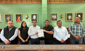 Comisión electoral del Ayuntamiento de Tlaxcala entrega constancias de registro a planillas que competirán por la CAPAO.