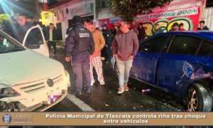 Policía Municipal de Tlaxcala controla riña tras choque entre vehículos.