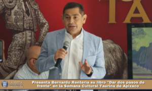 Presenta Bernardo Rentería su libro «Dar dos pasos de frente» en la Semana Cultural Taurina de Apizaco.