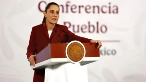 Plan B de Sheinbaum plantea topes máximos de remuneraciones para consejeros del INE.