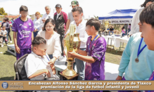 Encabezan Alfonso Sánchez García y presidenta de Tlaxco premiación de la liga de futbol infantil y juvenil.