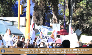 Trabajadores de “Galia” protestan frente al IMSS, exigen que el instituto siga comprándole sus insumos.