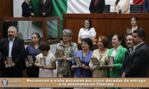 Reconocen a siete docentes por cinco décadas de entrega a la enseñanza en Tlaxcala.