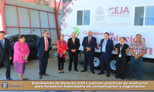 Estudiantes de Derecho UATx realizan prácticas de mediación para fortalecer habilidades de comunicación y negociación.