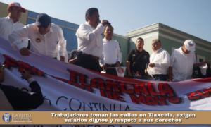 Trabajadores toman las calles en Tlaxcala, exigen salarios dignos y respeto a sus derechos.