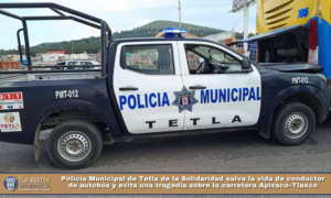 Policía Municipal de Tetla de la Solidaridad salva la vida de conductor de autobús y evita una tragedia sobre la carretera Apizaco–Tlaxco.