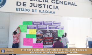 Víctimas y activistas protestan en Fiscalía de Tlaxcala; denuncian rezago y presunta corrupción.