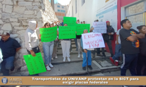 Transportistas de UNIVANP protestan en la SICT para exigir placas federales.