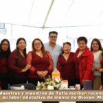 Maestras y maestros de Tetla reciben reconocimiento por su labor educativa de manos de Giovani Montiel López.