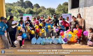 Continúa Ayuntamiento de SPM con entrega de despensas en escuelas del CONAFE.