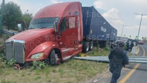 En persecución, recupera SSC tráiler con reporte de robo y asegura a dos personas.