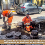 Brigadas de Más Territorio mejoran la movilidad con renivelación de adoquines en el centro de Tlaxcala.