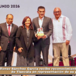 Alfonso Sánchez García recibe reconocimiento del Colegio de Tlaxcala en representación de su padre.