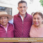 Escucha Alfonso Sánchez García a habitantes de la comunidad indígena.