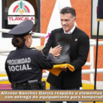 Alfonso Sánchez García respalda a elementos de seguridad con entrega de equipamiento para temporada de lluvias.