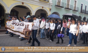 Sindicato 7 de Mayo marcha en Tlaxcala por su 70 aniversario; señalan presencia de familias durante movilización.