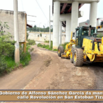 Gobierno de Alfonso Sánchez García da mantenimiento a calle Revolución en San Esteban Tizatlán.