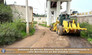 Gobierno de Alfonso Sánchez García da mantenimiento a calle Revolución en San Esteban Tizatlán.