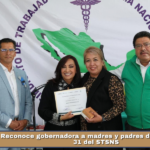 Reconoce gobernadora a madres y padres de la Sección 31 del STSNS.
