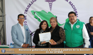 Reconoce gobernadora a madres y padres de la Sección 31 del STSNS.