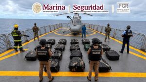 FGR, SSPC y Marina ejecutan orden de cateo en Tlaxcala; aseguran cerca de una tonelada de cocaína y armas de alto poder.