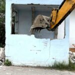 Gobierno que escucha y resuelve retira caseta en desuso que obstruía banqueta en Acuitlapilco.