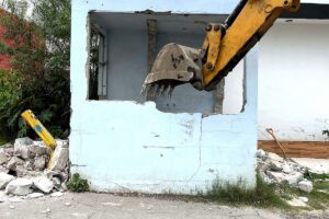 Gobierno que escucha y resuelve retira caseta en desuso que obstruía banqueta en Acuitlapilco.