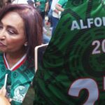 Gobernadora vive ambiente mundialista en Tlaxcala y evita hablar sobre playeras de apoyo a Alfonso Sánchez.