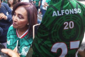Gobernadora vive ambiente mundialista en Tlaxcala y evita hablar sobre playeras de apoyo a Alfonso Sánchez.