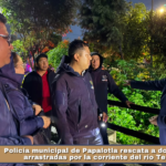 Policía municipal de Papalotla rescata a dos personas arrastradas por la corriente del río Tenexac.