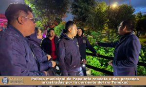 Policía municipal de Papalotla rescata a dos personas arrastradas por la corriente del río Tenexac.