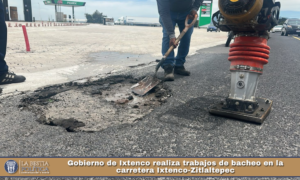 Gobierno de Ixtenco realiza trabajos de bacheo en la carretera Ixtenco-Zitlaltepec.