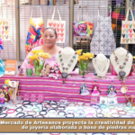 Mercado de Artesanos proyecta la creatividad de Olga, creadora de joyería elaborada a base de piedras naturales.