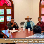 Autoridades y vecinos dialogan sobre proyecto de rescate del Canal Los Cisnes.