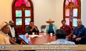 Autoridades y vecinos dialogan sobre proyecto de rescate del Canal Los Cisnes.