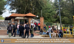 Personal de Cesavetlax protesta en la SIA; reclama recursos para mantener programas de sanidad agrícola.