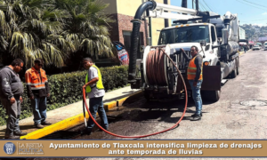 Ayuntamiento de Tlaxcala intensifica limpieza de drenajes ante temporada de lluvias.