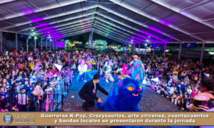 Guerreras K-Pop, Crazysaurios, arte circense, cuentacuentos y bandas locales se presentaron durante la jornada.