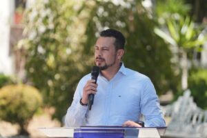 Azaín Ávalos niega “aviadores”, rechaza adeudos y atribuye acusaciones a una estrategia electoral.
